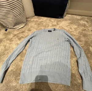 Ljusblå Kabelstickad Gant Tröja - Fin tröja som knappt används. Perfekt för vintern varm och skön mot huden. Rekommenderar starkt.                       Storlek : S