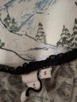 Leopardmönstrad mesh topp med spetskant - Säljer en kortärmad leopardmönstrad mesh topp från Nelly i storlek S. Toppen har en v-ringad hals med svart spetskant och är tillverkad i tunn, transparent polyester. Perfekt för dig som vill sticka ut med ett djuriskt print och coola detaljer.