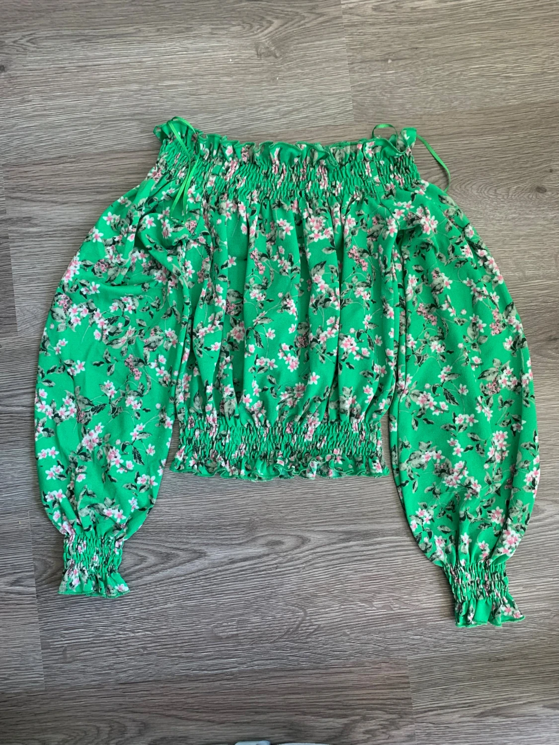 Grön blommig off-shoulder blus från Ginatricot