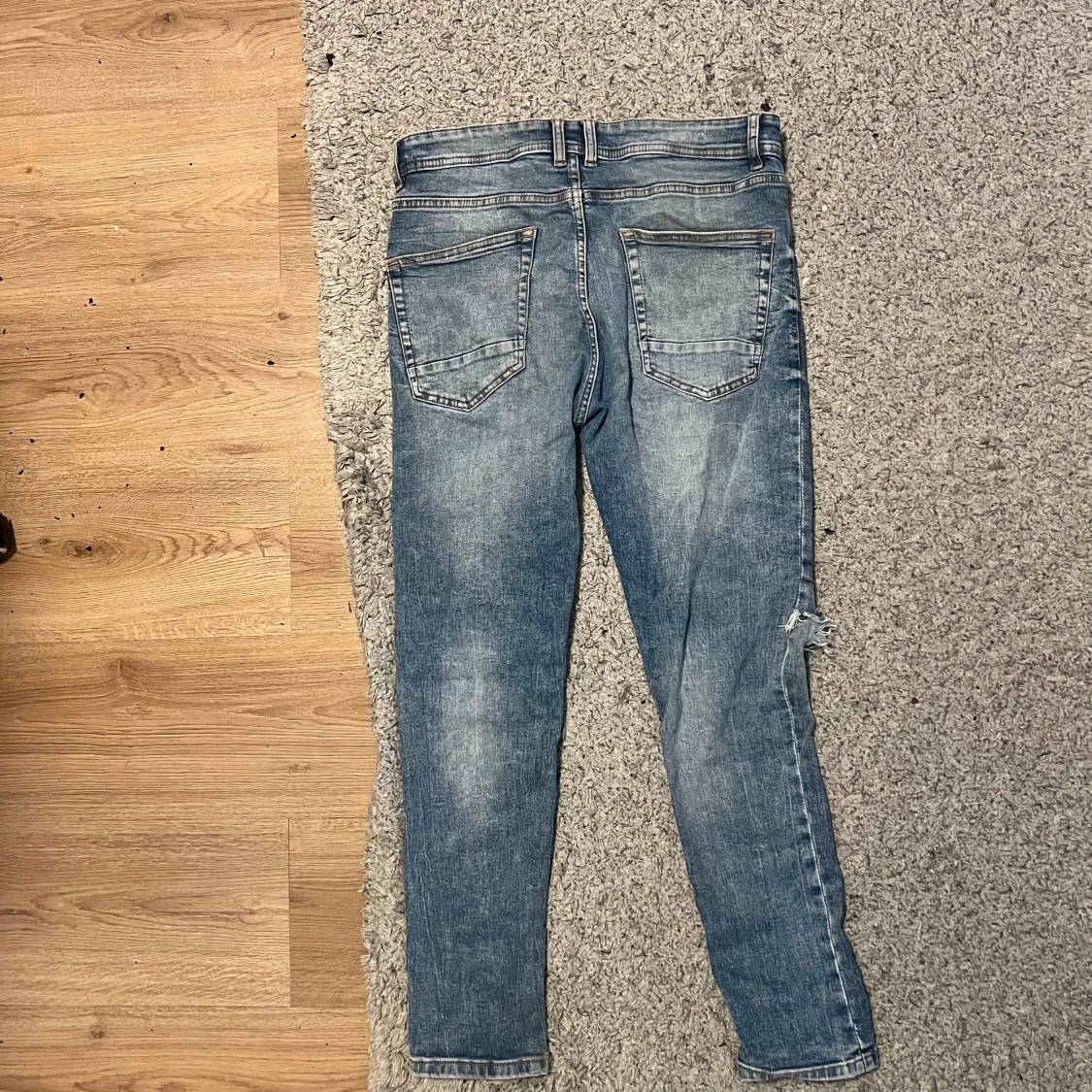 Ljusblå jeans med slitningar - 2