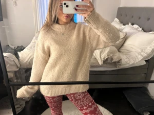 Ljusrosa chunky stickad tröja - Supermysig ljusrosa/beige stickad tröja med rund hals och långa ärmar. Modellen är oversized med breda muddar vid ärmslut och nederkant. Perfekt för kalla dagar och enkel att styla med jeans eller leggings. Mjuk och fluffig känsla.