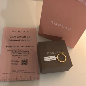 Guldfärgad Crown Ring från Edblad - Snygg och stilren ring från Edblad i guldfärg, modell Crown Ring. Ringen har en klassisk rund form med en liten kronlik detalj upptill som ger en elegant touch. Perfekt accessoar för att lyfta din look med lite extra bling, köpte den till min tjej men de va fel storlek sen så tog de för lång tid så hann inte skicka till backs den😅så lägger ut den här så kanske man får en liten slant🙏😅
