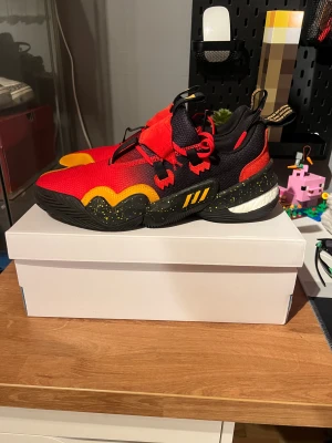 Adidas Trae Young 1 röd/gul sneaker - Säljer ett par Adidas Trae Young 1 i Atlanta hawks färgerna skorna är använda max 2 träningar och i väldigt gott skick