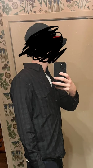 Skjorta - Svart rutig skjorta från Calvin Klein i 100% bomull. Skjortan har klassisk krage, knappar hela vägen och två bröstfickor med lock. Passformen är normal och ärmarna är långärmade. Perfekt för dig som gillar stilrena och tidlösa plagg.