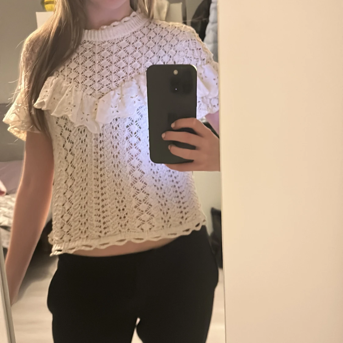 Beige blus med volanger - 1