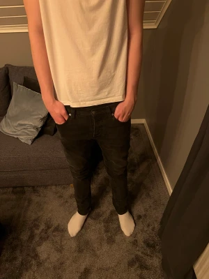 Svarta Nudie jeans  - Säljer nu ett par feta Nudie jeans | Storlek: W29 L32 | Längd på modellen: 188cm | Vikt: 71 | Hör av er för frågor✌️😁