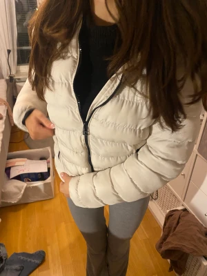 Vit pufferjacka med dragkedja - Säljer min vita jacka då den inte kommer till användning ❤️ storlek xs, perfekt nu till vintern 