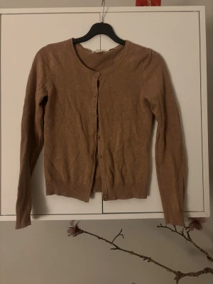 Beige kofta från H&M  - Snygg beige kofta från H&M Basic i storlek XS. Saknar en knapp, dock längre ner så inget man tänker på! 