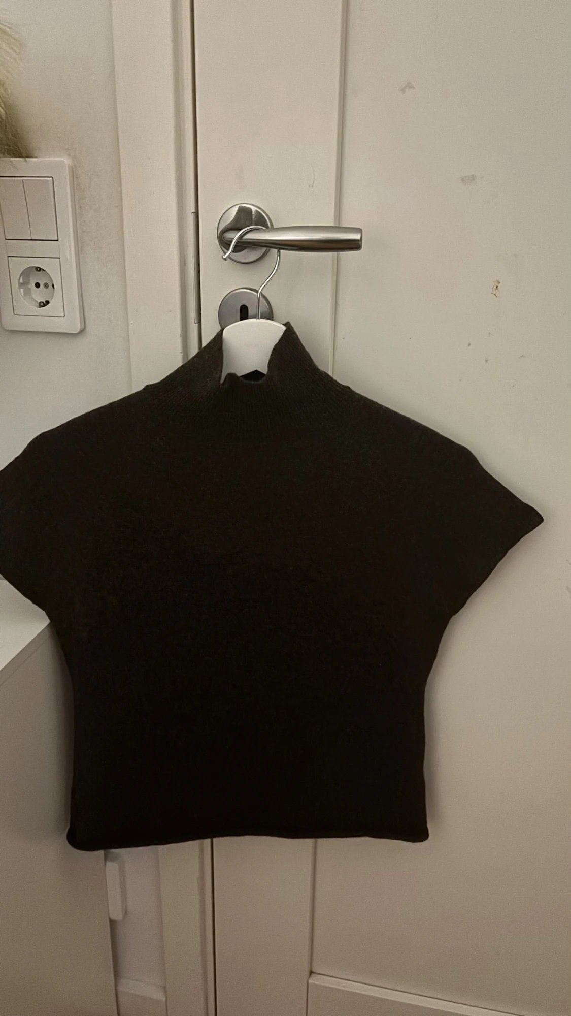 Brun stickad polotopp