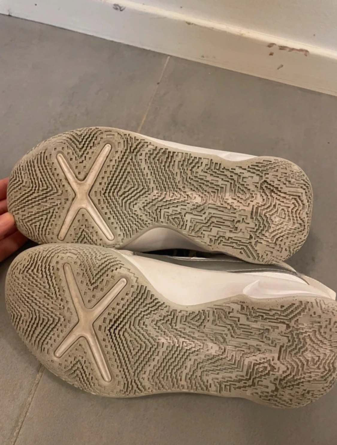 Vita sneakers med silverdetaljer - 3