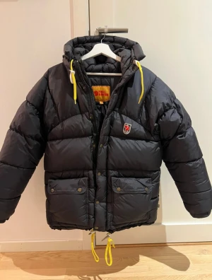 Fjällräven jacka  - Svart Fjällräven jacka i dammodellen, storlek xxxs. Använd två vintrar men inga skavanker så väldigt bra skick.❄️