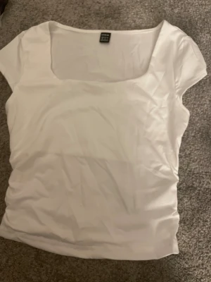 2-pack toppar med fyrkantig ringning SHEIN XS - Säljer två stilrena toppar från SHEIN i storlek XS, en vit och en marinblå. Båda har korta ärmar och en snygg fyrkantig ringning. Perfekta att matcha med jeans eller kjol för en clean look. Materialet känns mjukt och stretchigt.