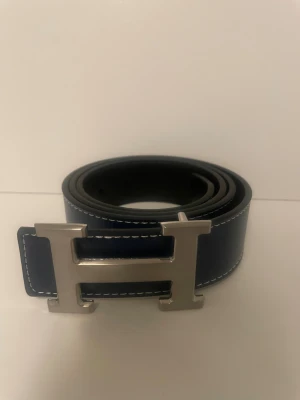 Mörkblått bälte med silver spänne - Säljer ett helt nytt bälte bältet är inte använt storleken på bältet är 110 cm pris går att diskuteras