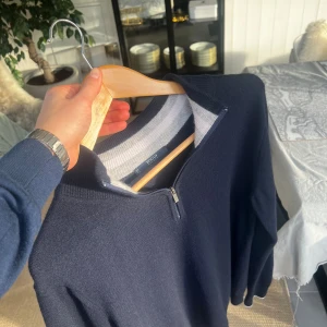 Boggi Milano Kashmirtröja, S, Mörkblå, Mycket Bra Skick - Tja! Säljer nu den här Boggi Milano kashmirtröjan då den inte kommer till användning längre. Tröjan är gjord av kashmir och ull, använd ett fåtal gånger och i mycket bra skick. Perfekt som lagerplagg för vintern. Mvh William