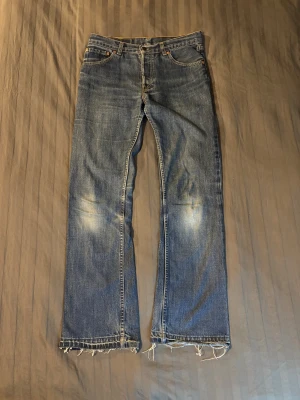 Levi's bootcut 535 jeans - Tvär feta levis 535 som sitter bootcut. Storlek W32 L32. Sjuk wash, bra skick i övrigt men lite heeldrag