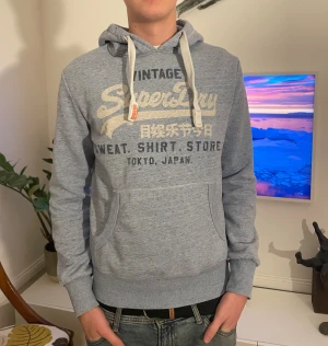 Ljusblå Superdry hoodie  - Snygg superdry hoodie i storlek S. Modellen är 187cm. Hör av dig vid minsta fundering