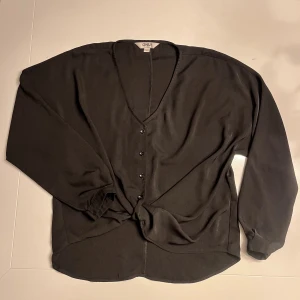 ONLY svart blus med knyt - ONLY ’Onlmask Thalia’ blus XS Svart fin blus med knyt i midjan. I princip oanvönd då den inte passar min kropp. Stor i storleken, ser den nästan som M.  OBS!!! Sista bilden är enbart för att visa hur den ser ut på, det är inte min blus på den bilden. 
