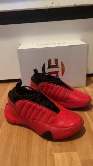 Harden Volume 7 Basketskor - Säljer ett par Adidas Harden Volume 7 basketskor, jätte bra performance och der riktigt snygga ut,   Priset kan diskuteras!!!!