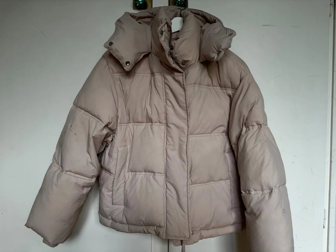 Ljusrosa pufferjacka med stor huva