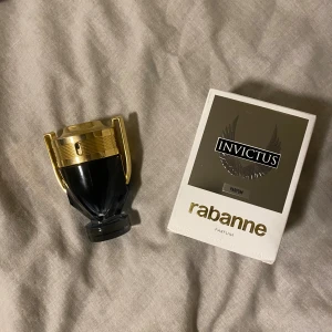 Invictus Parfum Paco Rabanne  - Säljer nu en fin fruktig doft, ungefär +40ml av 50 kvar, kommer med låda