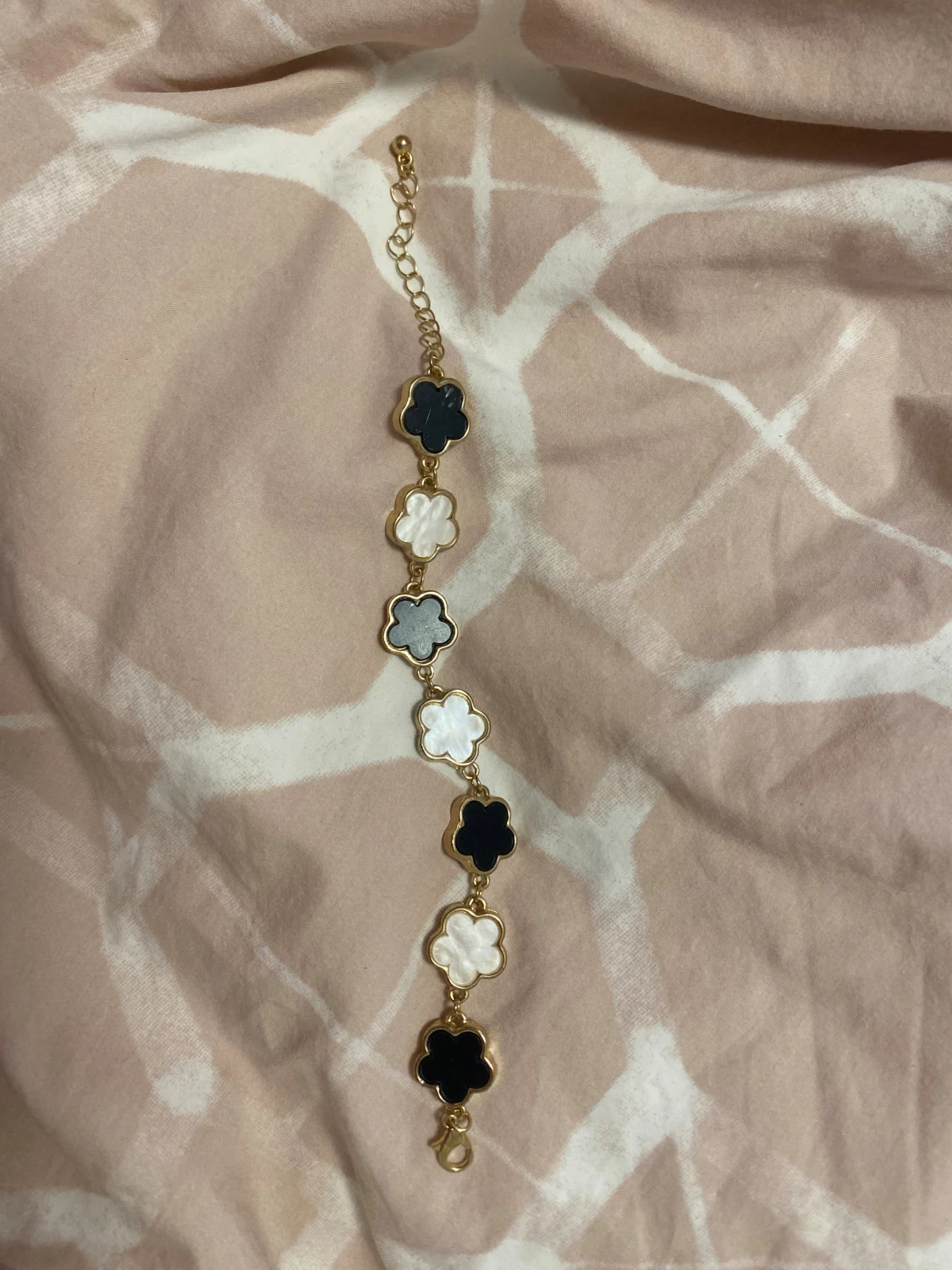 Blommigt armband i svart, vitt och guld - 1