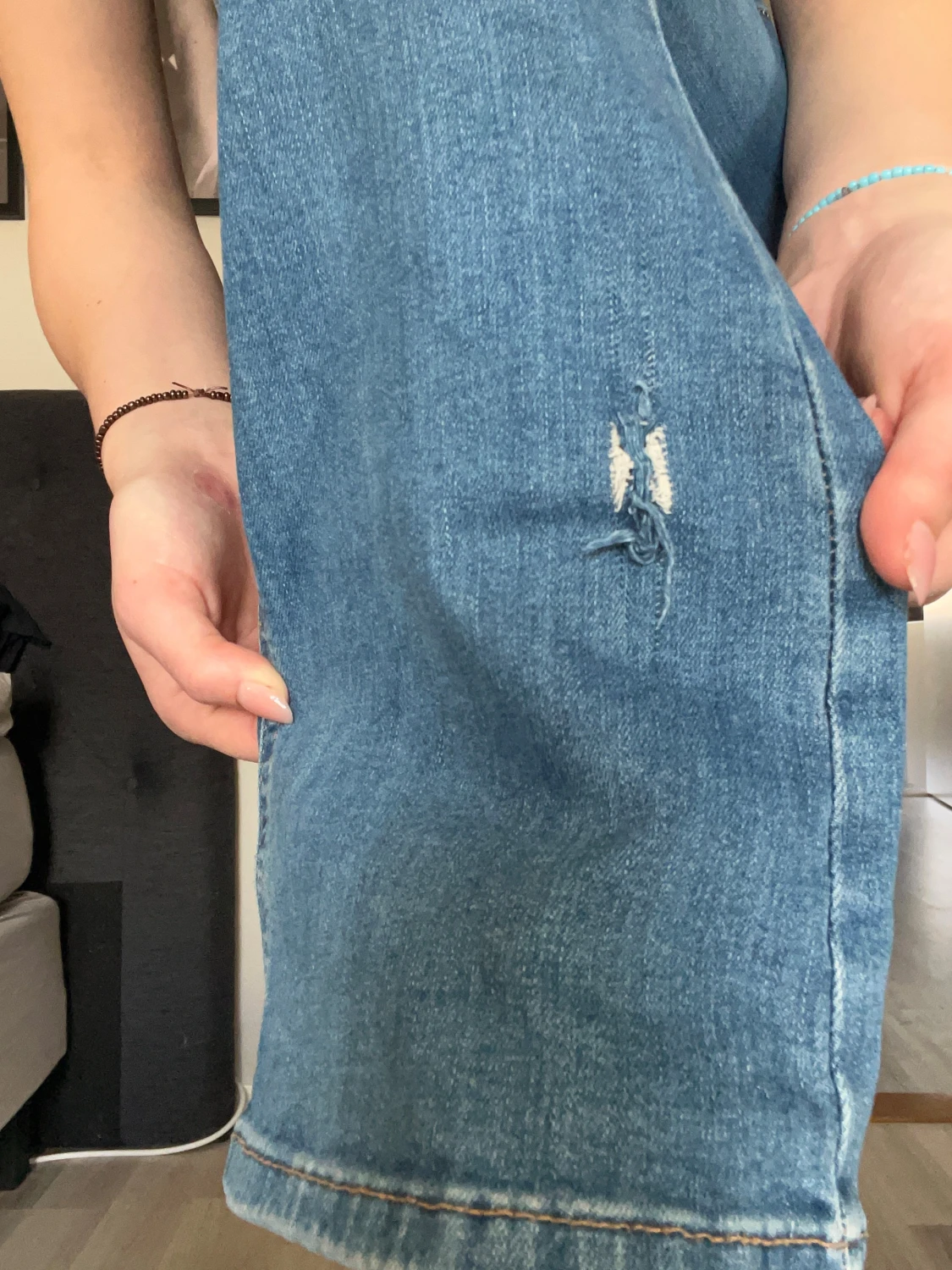 Bootcut ljusblå jeans med slitningar - 2