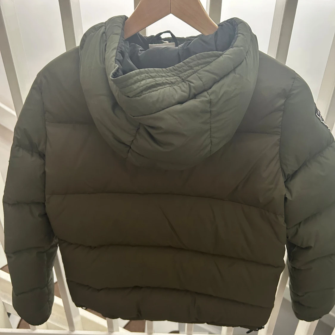 Olivgrön pufferjacka från db - 2