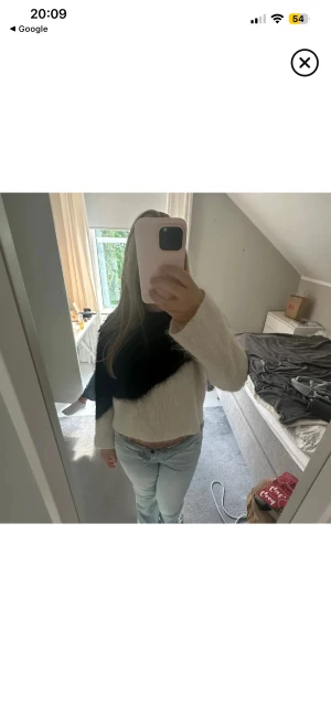Vit och svart stickad tröja - Den är ifrån vila. Det är inte min bild men kan skicka om ni skriver privat. Det är dock en sån tröja! Den är i storlek L men den passar jätte bra för mig som använder storlek xs-S i T-shirts och den passar nog en L med! 