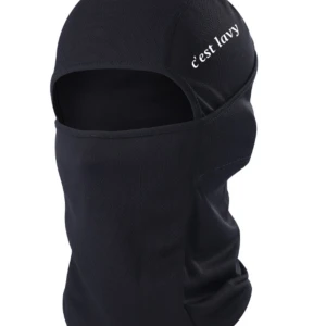 Helt ny svart balaklava  - Helt ny, oanvänd svart balaclava med vit broderad text 'c'est LAVY' på sidan. Tillverkad i mjukt och stretchigt syntetmaterial som sitter tight runt huvudet och halsen. Onesize, perfekt för skidåkning!!