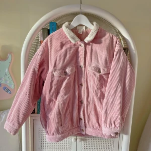 Rosa manchesterjacka från Monki - Superfin rosa manchesterjacka från Monki 🧸🩷 Jackan är välanvänd men nytvättad och i gott skick 💖 Lite oversize fit