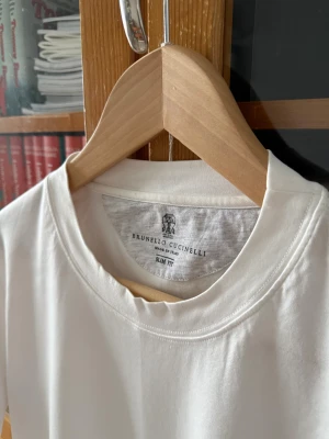Brunello Cucinelli T-shirt - Sprillans ny vit t-shirt från Brunello Cucinelli i storlek L. Aldrig använd, aldrig tvättad. Tillverkad i Italien av 100% bomull. Nypris $400
