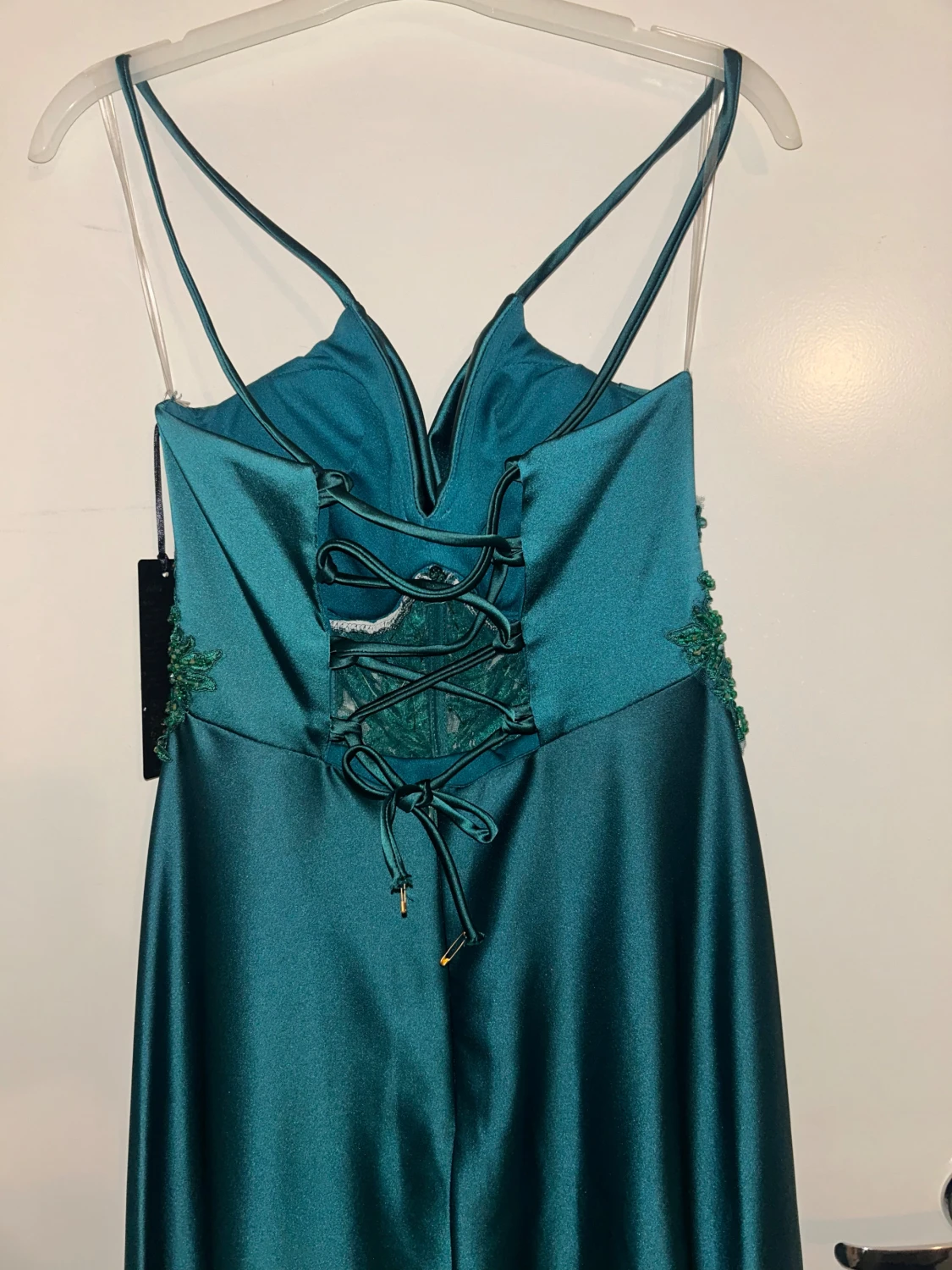 Grön långklänning med spetsdetaljer - 3