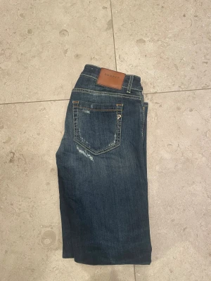 Dondup jeans - Riktigt snygga dondup jeans med slitningar🔥. Riktigt bra skick👍Tveka inte på att höra av er vid minsta fundering. 