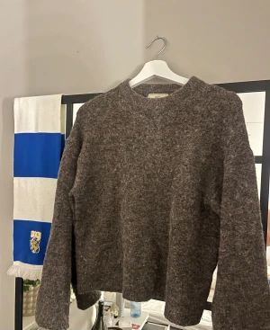 Stickad tröja  - Fin brun/grå stickad tröja från Gina💕lite nopprig men lätt att ta bort 