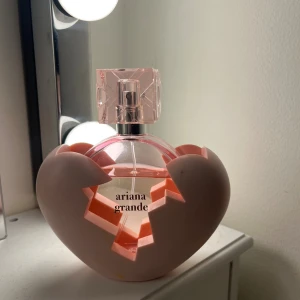Thank u next by Ariana Grande  - Ariana Grande's "Thank U Next" parfym är en blommig-fruktig-gourmand doft. Den doftar väldigt fräsch och håller ganska länge. Varan har använts få gånger och är i bra skick. Priset går att diskuteras‼️