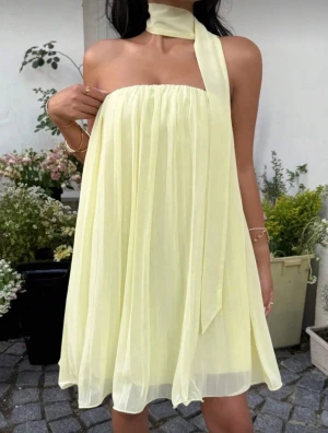 Ljusgul klänning - Super härlig gul klänning som tyvärr inte passar mig.. jag beställde den här på Plick så är inte riktigt säker på vart den kommer ifrån men har för mig att den kom ifrån bershka. Aldrig använd💕💛pris kan diskuteras vid snabb affär💛