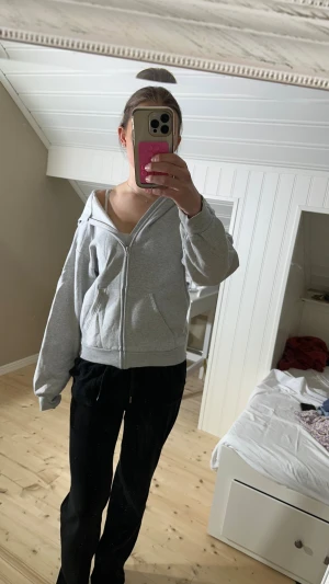 Härlig hoodie med dragkedja&fickor💕 - En super mysig hoodie från H&M med skönt material intill