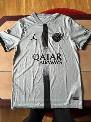 PSG x Air Jordan strl. M - Grå PSG tröja Air Jordan edition. Storlek M. Sitter bra på kroppen