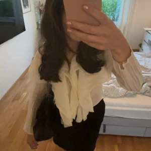 Elegant volang blus  - Jättefin vit volang-blus från HM! Storlek XS. Bra skick, använd vid fåtal tillfällen!! Köpt för 500🫧🫶🏼