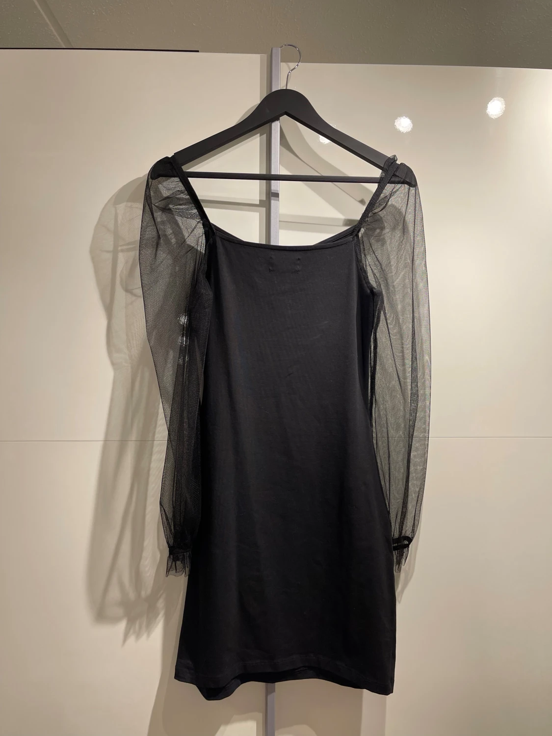 Svart klänning med meshärmar - 1