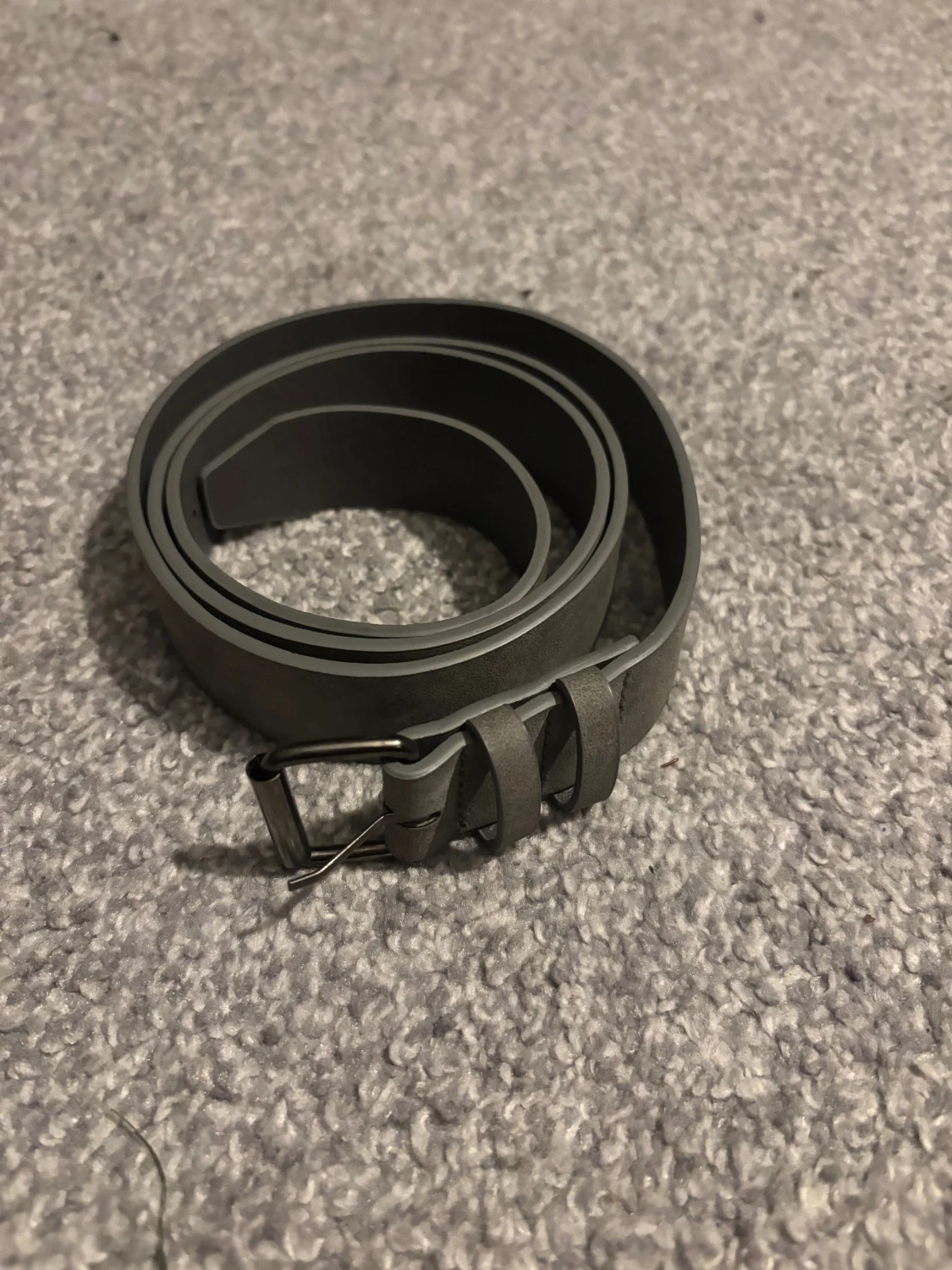 Grått skärp i mocka med metallspänne