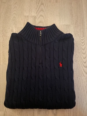 Ralph lauren quarter zip  - En riktigt fräsh ralph lauren kabel stickad halv zip || Storlek 14-16y ( xs ) || mycket fint skick 8,5/10 || hör gärna av er vid intresse! 