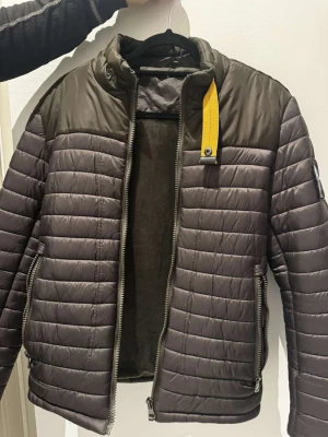 Mörkgrå pufferjacka från Parajumpers - Snygg mörkgrå pufferjacka  Parajumpers! Jackan är varm och bra! Är i bra mycket skick med inga hål eller liknande! 