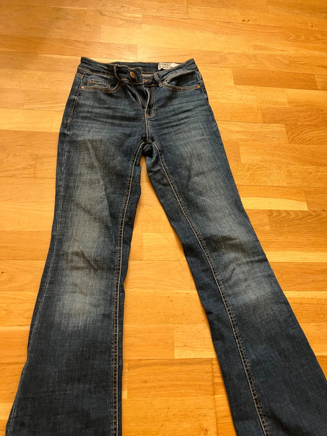 Blå bootcut jeans från Vero Moda