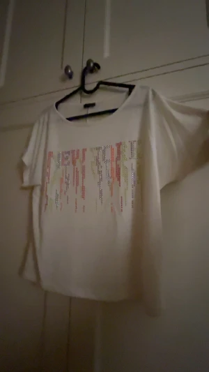 T-shirt med tryck  - skitcool tröja med tryck med texten ”New York” på!! Jätteskön o stilig. Perfekt till sommaren!!! Den är väldigt tunn, lite genomskinlig. Storleken varierar, S eller M skulle jag säga. 