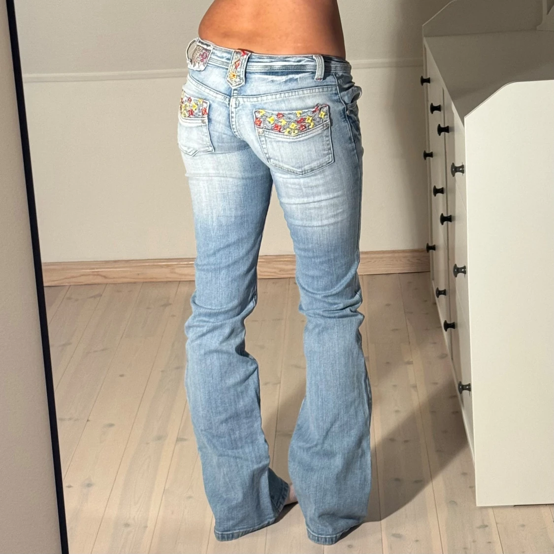 Extra low bootcut jeans med broderi  - 1