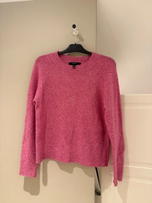 Stickad tröja - Rosa stickad tröja från Vero Moda. Den är nopprig på magen typ men annars i fint skick, skriv för fler bilder💞