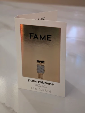 Fame Eau de Parfum Sample - Upptäck Fame från Paco Rabanne i en smidig 1,5 ml provflaska. Ingredienser som juicy mango, bright jasmine och creamy incense ger en modern vibe. Perfekt att testa och ta med överallt.