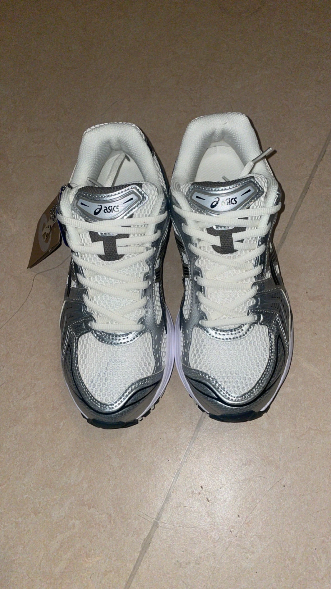 ASICS sneakers i silver och vitt - 2