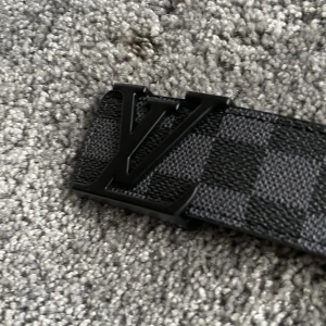 Skärp  - As snyggt skärp med L och V skärp.